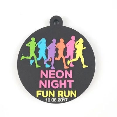 Huy chương cá nhân thân thiện với môi trường / Huy chương cao su PVC màu đen Huy chương 3D cho Neon Night Fun Run